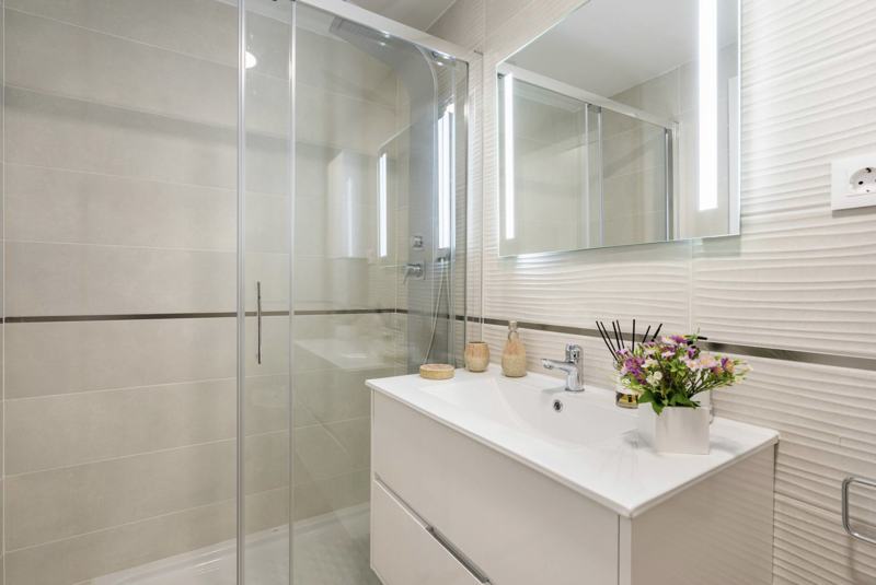 Baño con ducha de columna