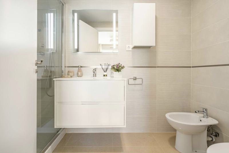 Baño con lavabo y bidé