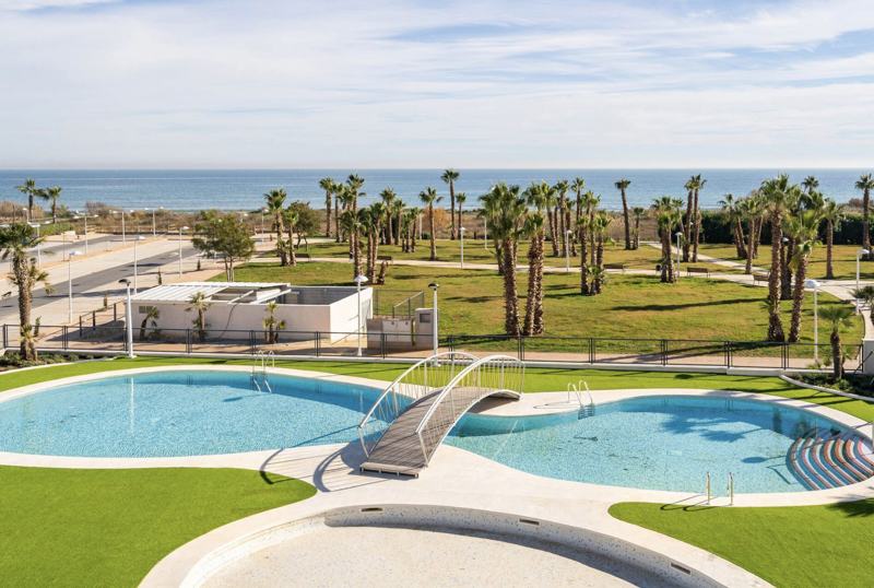 Piscina del residencial con vistas al mar