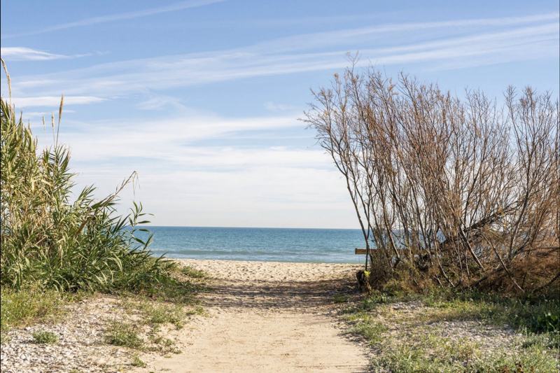 Playa de arena junto al residencial