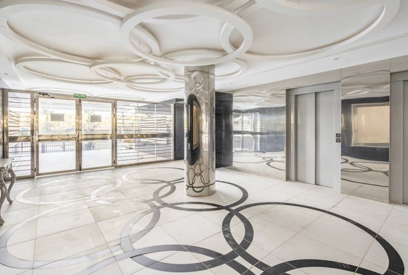 Portal del edificio con ascensores